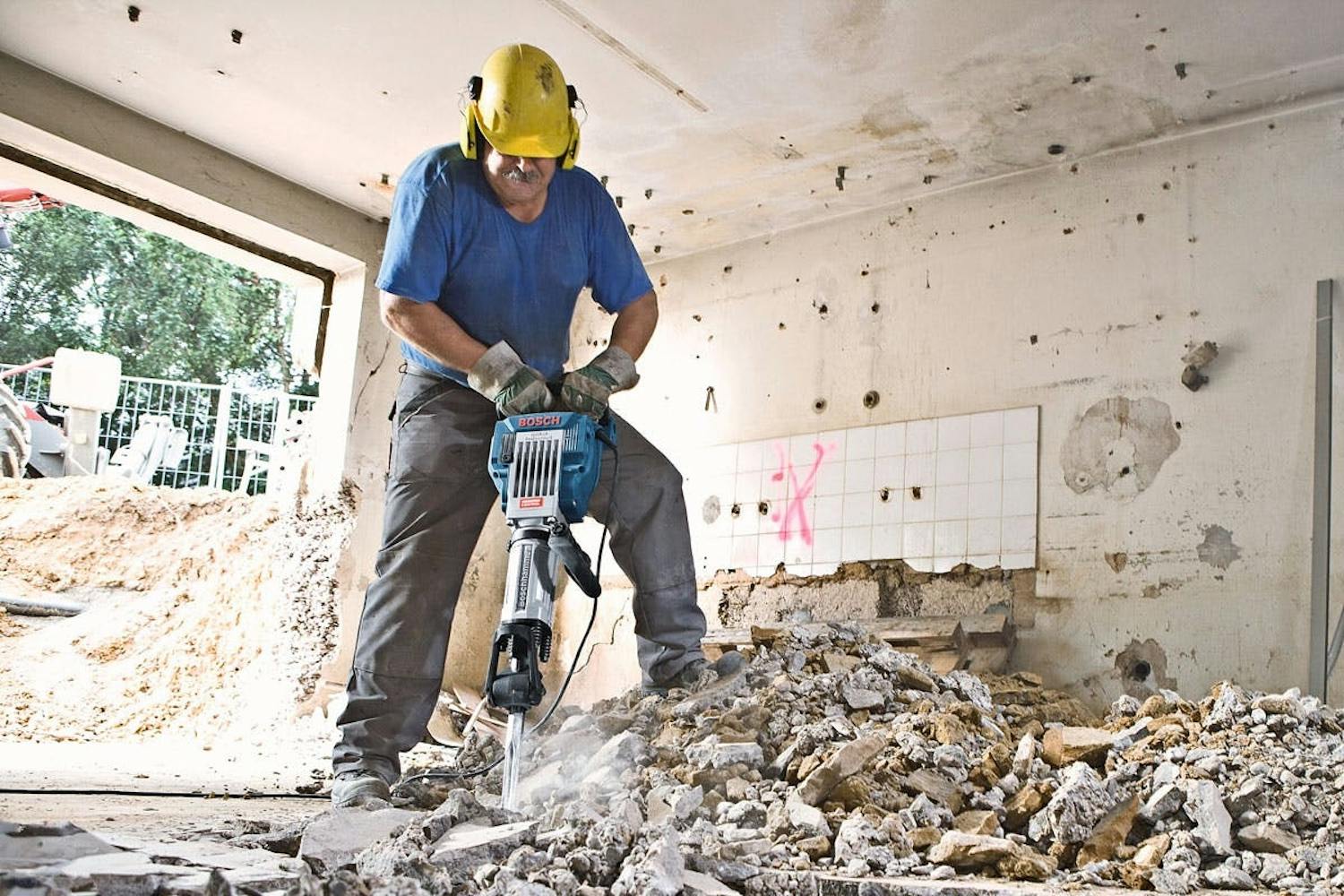 Piikkauskone: Piikkauskone on korvaamaton työkalu betonin ja muiden kovien kivirakenteiden purkamiseen. Piikkauskone: Piikkauskone on korvaamaton työkalu betonin ja muiden kivirakenteiden purkamiseen.